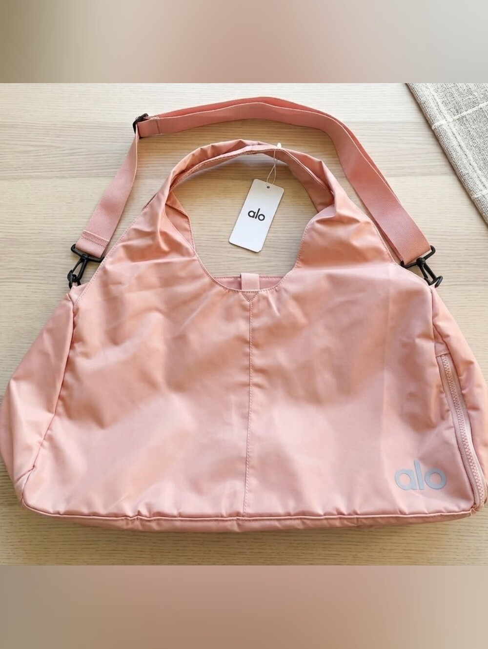 NWT Alo Yoga Light Weighy Gym Bag